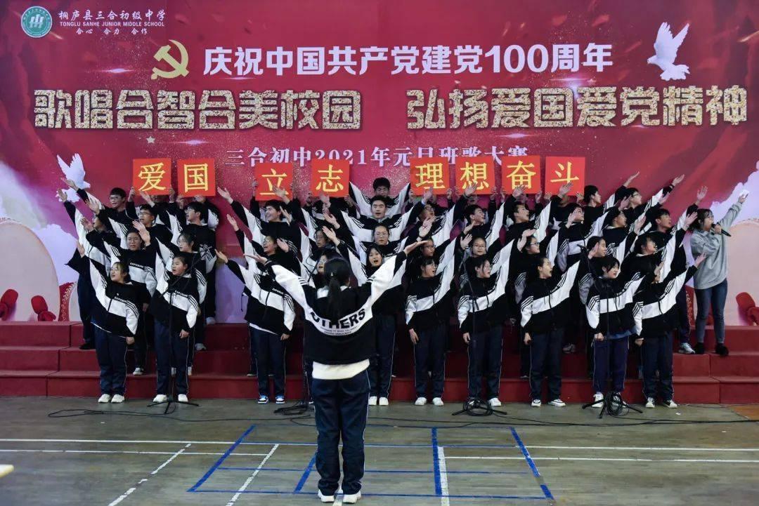 阿姨三轮车故障深夜推车前行男子开车路过伸出援手